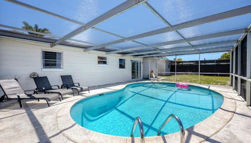 Sunny Escape: Vibrant Pool Home - Foto 1