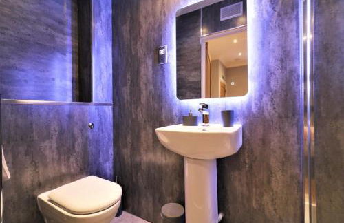 Signature - Linden Cottage Room 2 - Photo 10