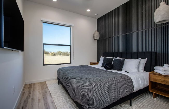 Luxe Modern Escape w Pool Hot Tub Firepit Desert View Lassen by Avantstay - Photo 20