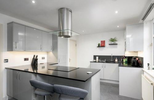 Stylish 2-Bed Flat with Balcony Near Haymarket - Pass the Keys - Foto 12