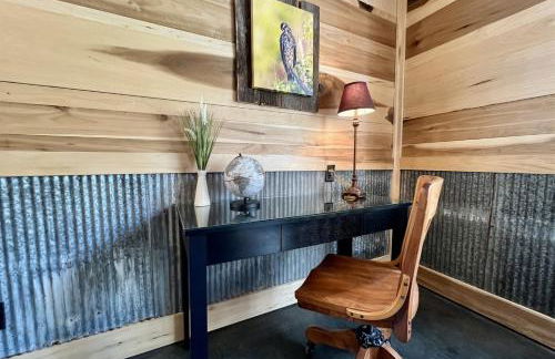 Romantic Cottage w Hot Tub & Views - Photo 14