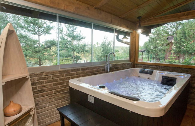 Amazing Chalet with Private Garden, Hot Tub, Sauna, Great Location by the River - Foto 19