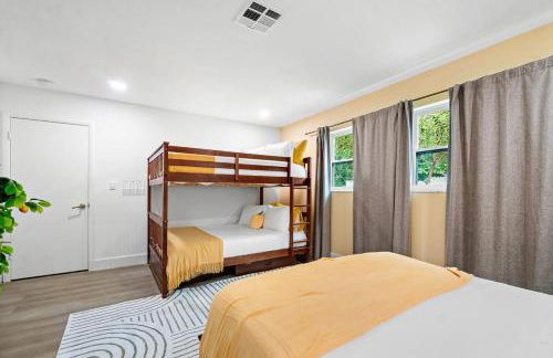 Deluxe Waterfront Villa with BBQ, Pool and Game Room - Photo 22