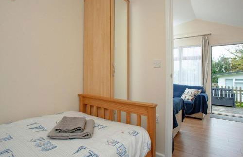 Sunnydaze-detached chalet with 2 bedrooms and 2 bathrooms and private parking outside door - Foto 13