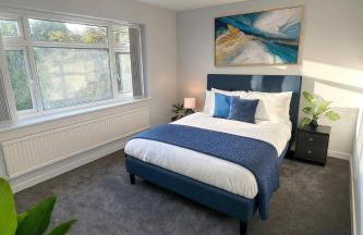 Bright Haven 6 Mins to Airport with Driveway & Garden Sleeps 7 - Foto 2