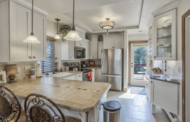 2brdowntown Occmountain Views & Grill - Photo 12