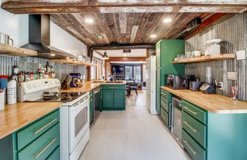 Waterfront Duluth Cabin with Deck and River View! - Foto 2