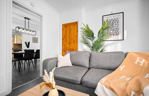 Stylish 3 Bedroom House - Garden - Pool Table - Parking 165M - Foto 27