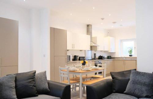 Prime Location - 4 Bedroom 3 Bathroom House - Sleeps up to 8 - Free Parking, Fast Wifi, Balcony, Smart TV and Private Garden by Yoko Property - Foto 19