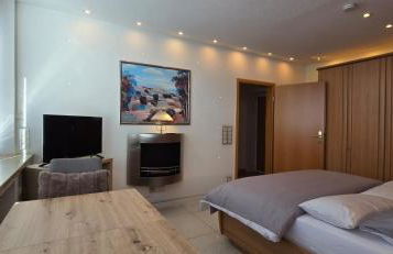 Bright room with private bathroom and market square view - Foto 7