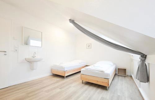 Tolstov House - 6 Zimmer Haus - große Küche - Garten - Parkplatz - 25min Messe DUS - Foto 23