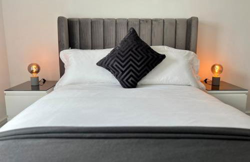 Luxury 2 Bed Apartment - River Views - Parking - Photo 13