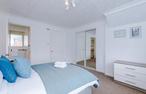 4BR Home for 8, Full Kitchen, Parking, WiFi in Northwich - Photo 6