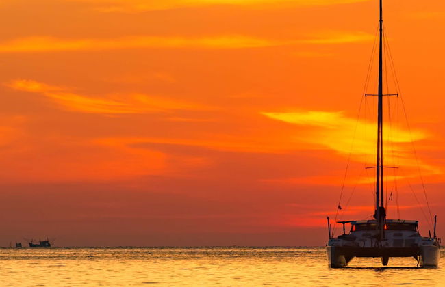 Paseo en catamarán al atardecer con música en directo - Foto 1
