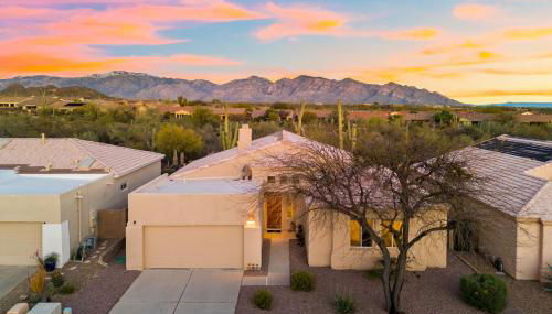 Remodeled modern beauty backs to open desert with mountain views & home theatre - Foto 2