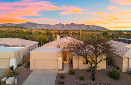 Remodeled modern beauty backs to open desert with mountain views & home theatre - Foto 2