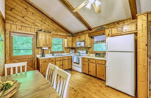 Peak-a-Blue Cabin - Watch Movies from Hot Tub, Mountain View, Bigfoot Bunker Game Room, Fire Pit, Oversized Deck, Screened-in Porch - Foto 30