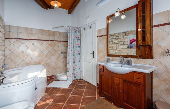 Beautiful Villa With Swimming Pool and Fenced Garden - Foto 9