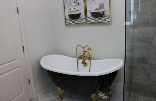 The Luxe Building- 2 Bedroom Apartment in Metropolis - Photo 15
