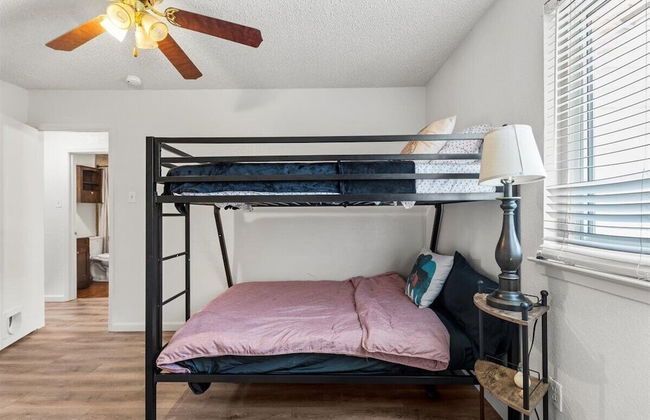 Oasis w Huge Pool & BBQ Patio - Photo 5