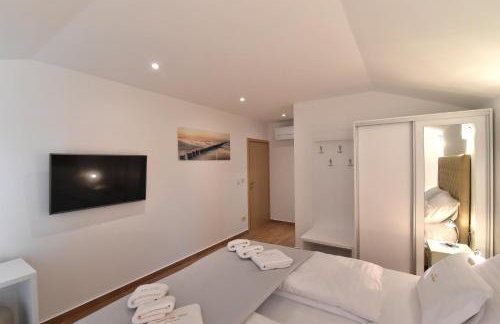 Villa Muskatel KRK -with heated covered pool - Photo 41