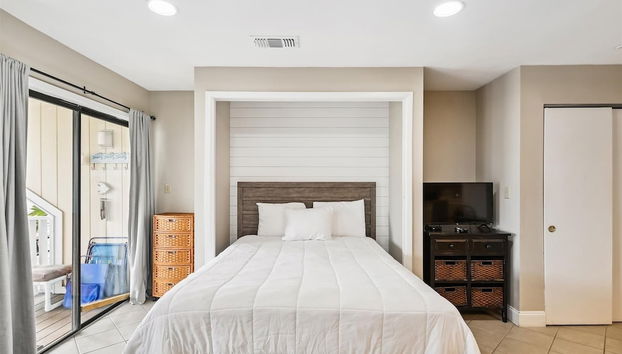 Studio With A Queen Size Bed, Twin Bed And Sofa Sleeper - Sleeps 5 0 Bedroom Condo by RedAwning - Foto 3, Habitación