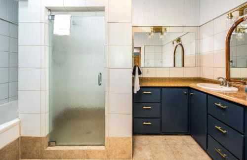 Stunning 4BR Retreat, Deck, Ping Pong, Near Marina - Foto 26