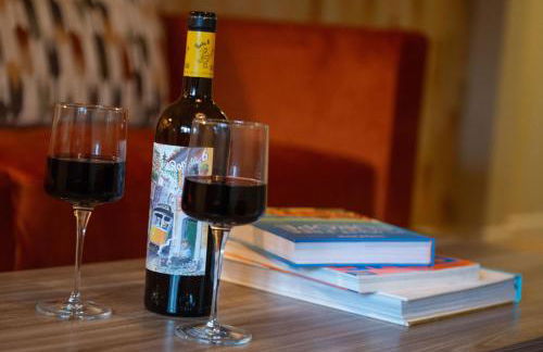 Central 3-Bedroom House Sleeps 5 with Parking - Foto 17