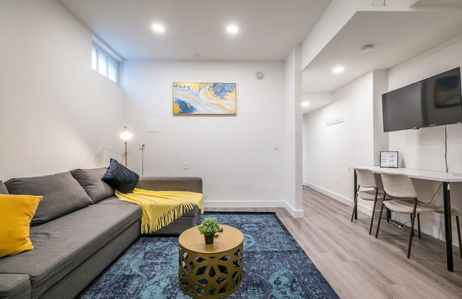 Spacious Newly Renovated 1 Bedroom Suite - Photo 8