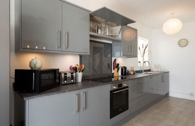 Stunning Beachfront Apt w Balcony Sea Views - Foto 76