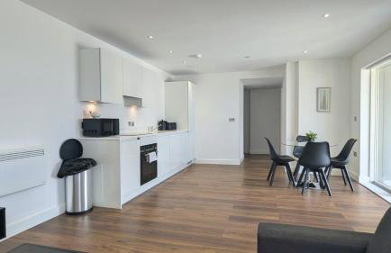 Grand Exchange near Ascot 2 bed with Parking - Photo 2