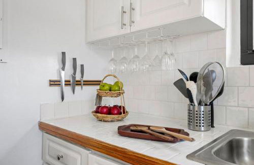 Cozy 2BR Next to Design District & Free Parking - Photo 10