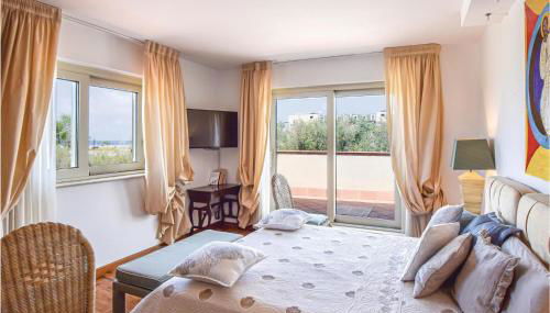 Amazing Home With Pool - Photo 5