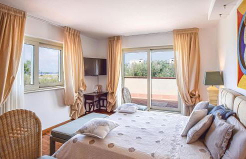 Amazing Home With Pool - Photo 5