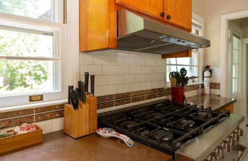 Spacious 2BR in Grand Old Home, Downtown Durham - Photo 33