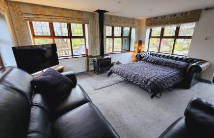 Stunning 2 Bedroom Guest House with Hot Tub - Photo 35