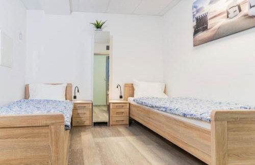 Private room #5 with 2 beds, ground floor, AC, only 2min to RAB - Foto 13