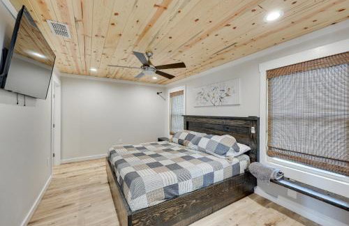 Riverfront Caddo Shack Home with Views and Fire Pit - Foto 16