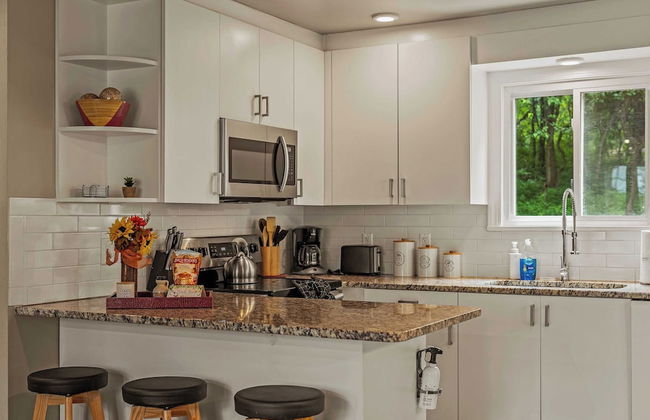 Inn the Poconos by Avantstay Private Lake Access Enclosed Hot Tub - Photo 11