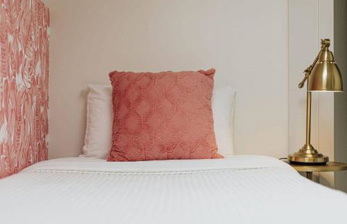 Luxe Victorian Retreat • Walk to Downtown - Foto 61