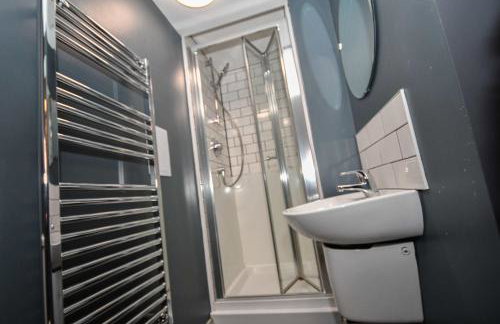 Spacious 7 Bedroom Budget Apartment in Headingley - Photo 24