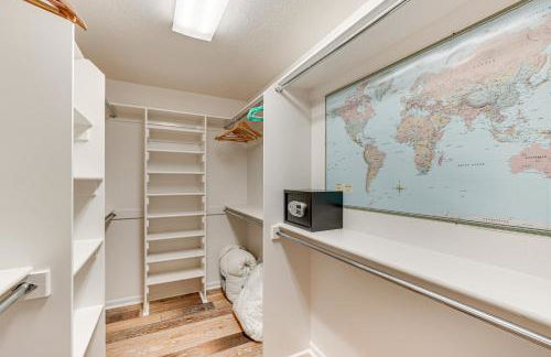 Spacious Home with Swim Spa and Deck in Medford! - Foto 18