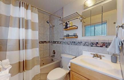 Enchanting Upper Unit with City Charm - Foto 20