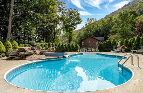 Spacious Villa Rental with a Pool for a Large Group near Catskill Mountains, New York - Photo 33
