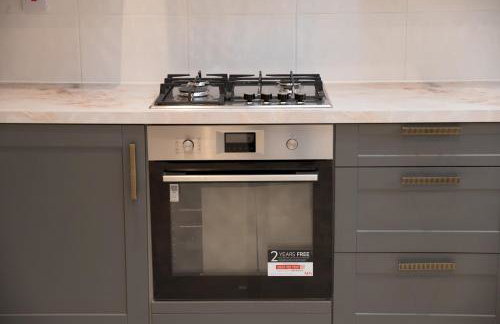 Spacious 4BR Home Walk to Station Parking - Pass the Keys - Foto 15