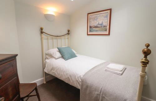 Cwmalis Hall - Photo 20