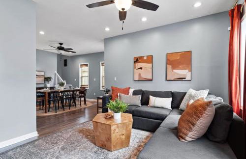 Hot Tub N64 Mins to Downtown Sleeps 8 - Foto 14