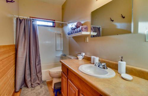 Hike, Fish and Relax Fireside! Forest Lakes Cabin - Foto 18