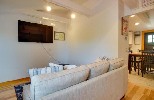 1 Mi to Ferry Terminal Oak Bluffs Family Retreat! - Foto 6