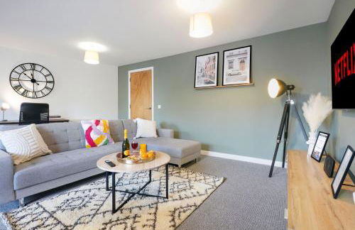 City Centre Apartment with Free Parking, Balcony, Super-Fast Wifi and Smart TV with Netflix by Yoko Property - Photo 12